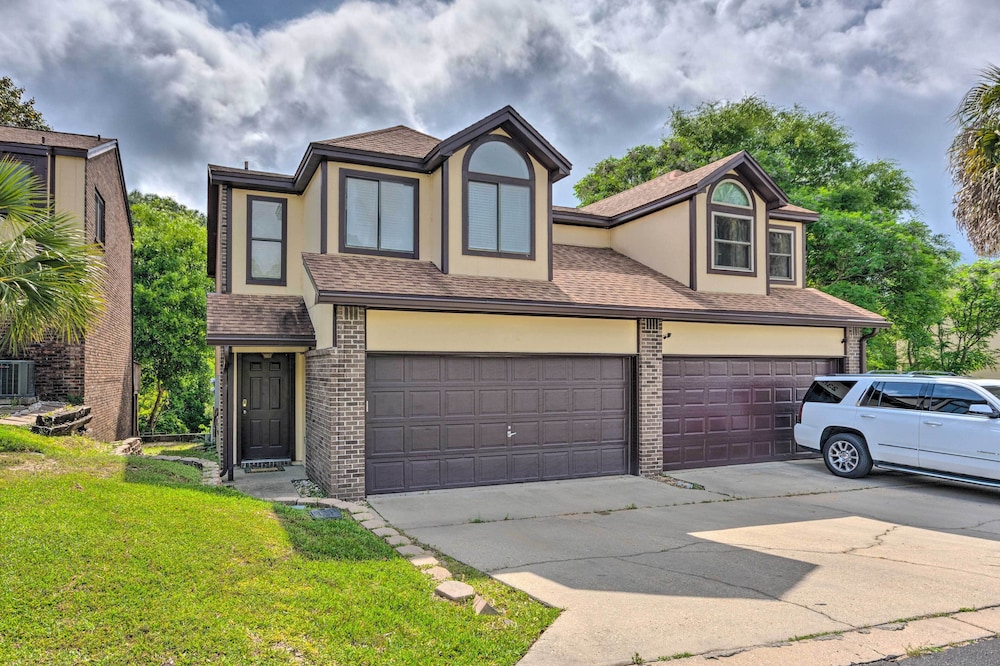 Updated Townhome w/ Deck ~ 12 Mi to Beaches! view 2