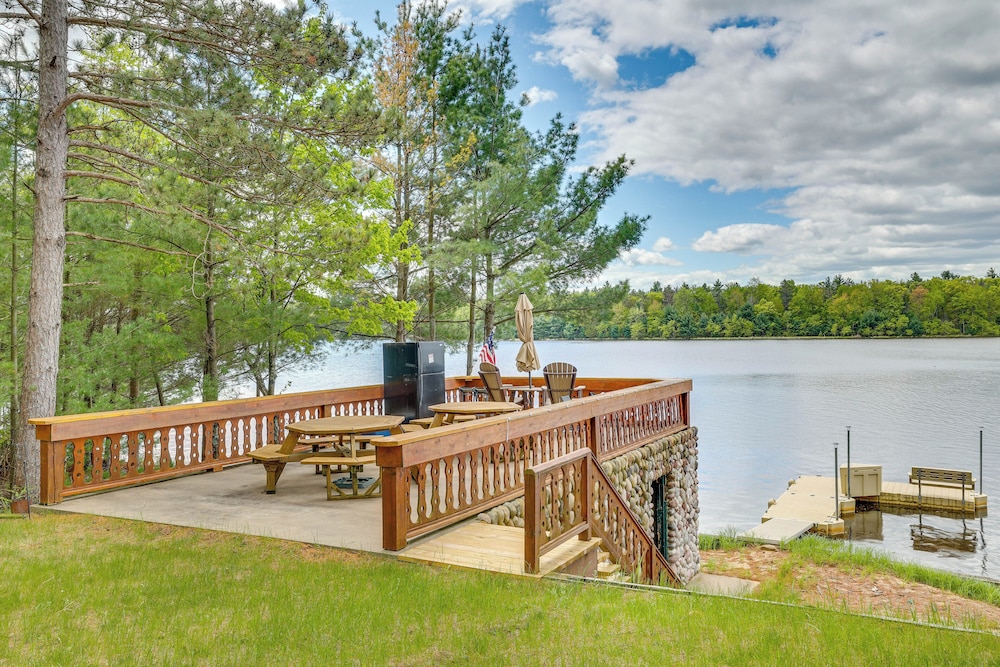 Gorgeous Lake Arbutus Getaway w/ Dock & Boat House
