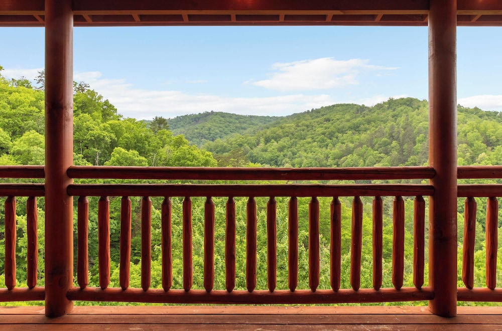 Smoky Ridge by Avantstay Renovated Cabin w/ Indoor Pool Game Room + Theater