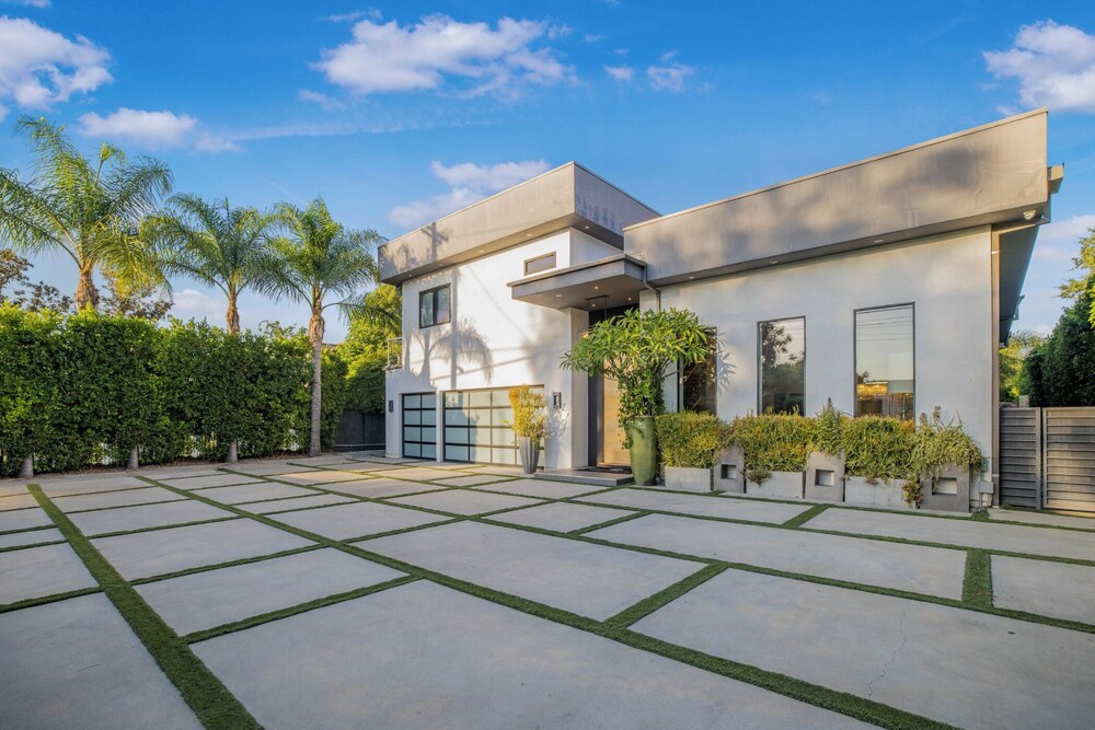 Louise Modern - Luxury Smart Estate in Encino w/ Pool, Gym & Spa