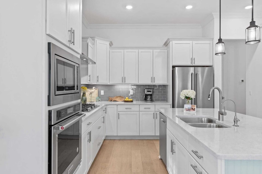 Walk to the Beach, Pool, 5bdr, 3 Porches Beach Sea-ker's Retreat by Avantstay