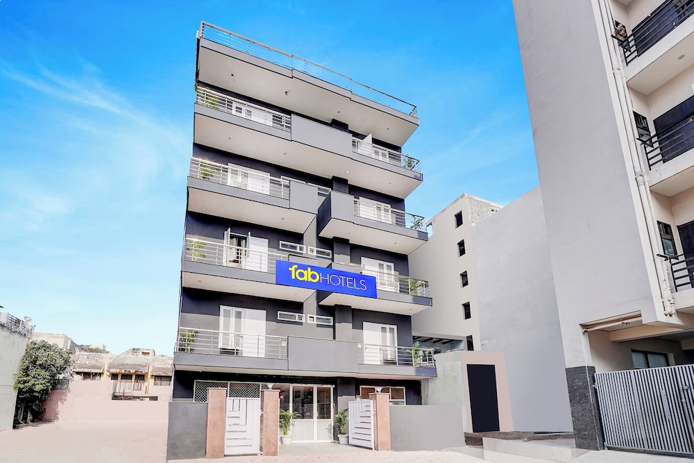 Fabhotel Cyberhub Suits