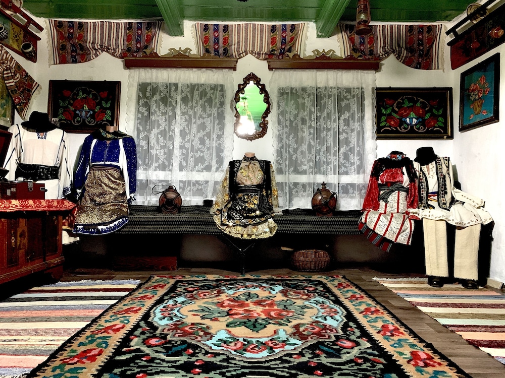 Charming Traditional House in a Pristine Location view 2