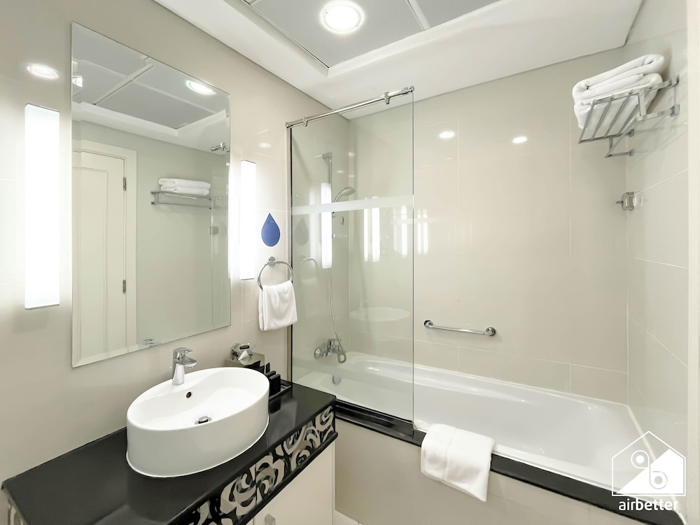 Elegant 2-bed Retreat Stunning Downtown Views