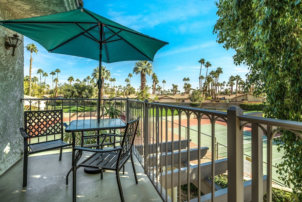 Stylish Condo With Panoramic View Community Pool