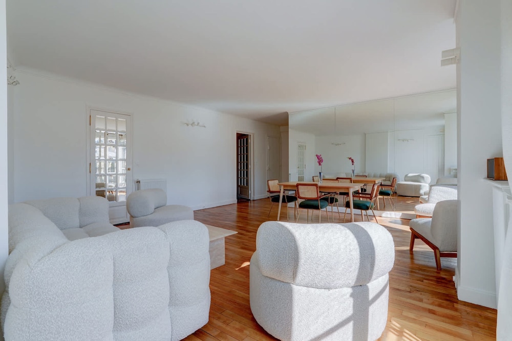 Passy Glow 2BR Home in the 16th Arrondissement