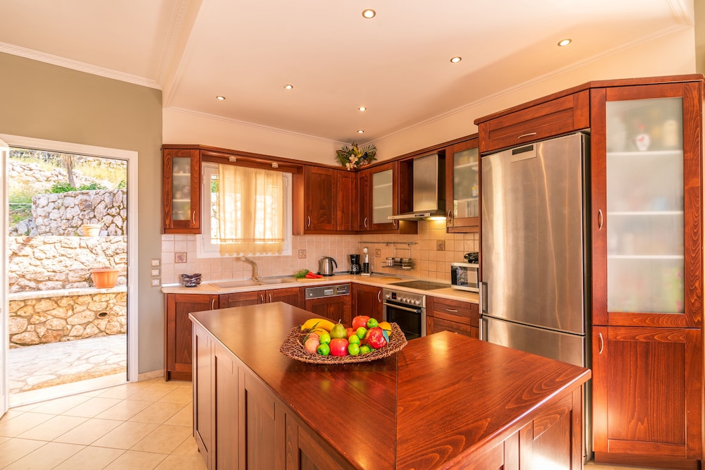 The Olive Grove Cottage by Konnect, 2.5 km from Ipsos view 3