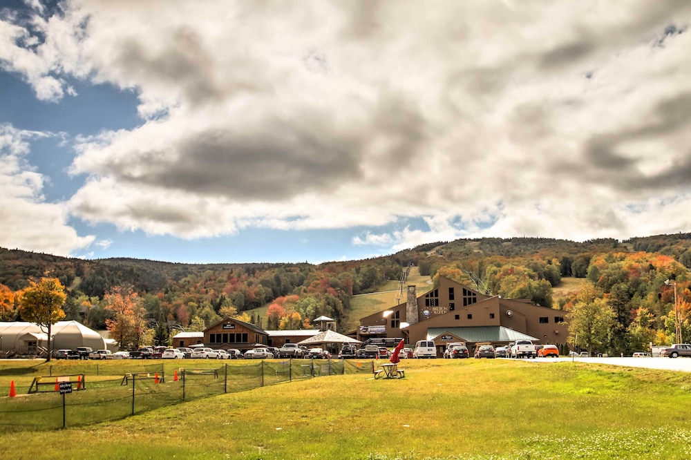 Cozy Bretton Woods Ski-in/ski-out Condo w/ Deck!