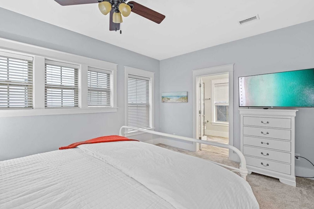 Sandy Smiles by Avantstay Seagrove Walk to Beach + Pool