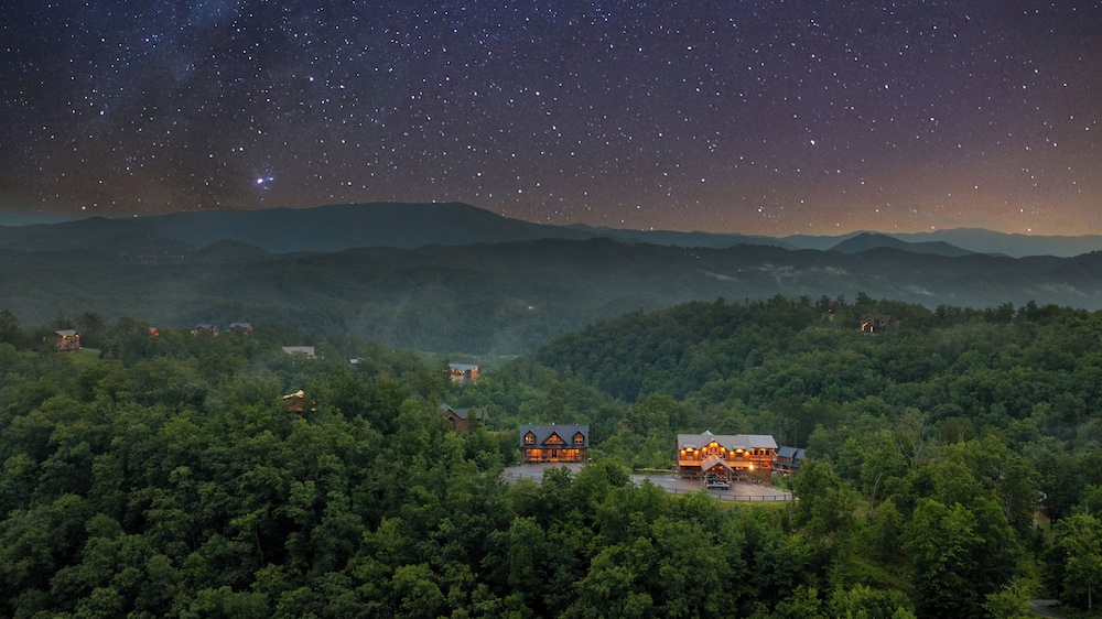 Amazing View Cabin w Gameroom Hot Tub Fire Pit