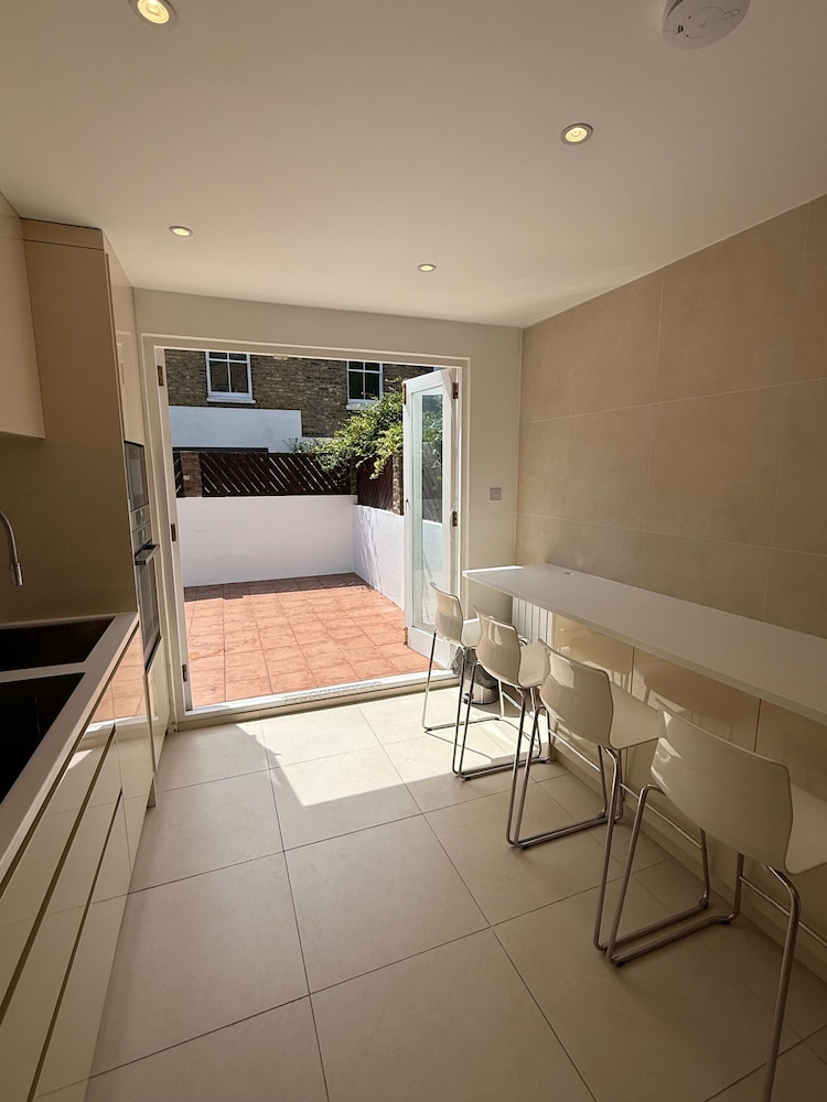 5 Bed House - Sleeps 8 - Pets - Parking - Wifi