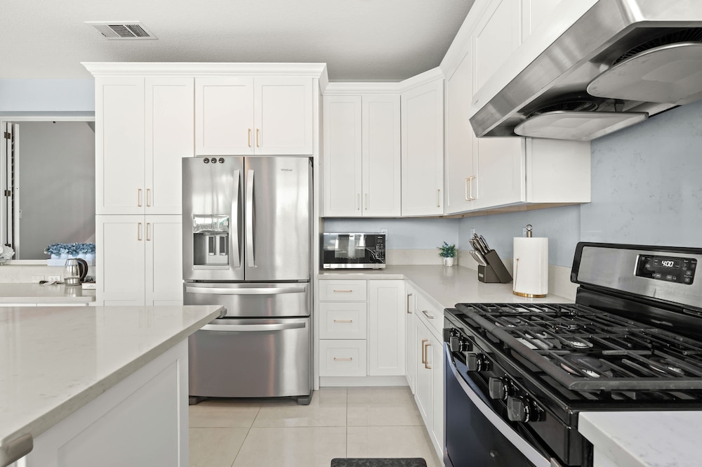 Bright Designer Home w Pool Near Everything