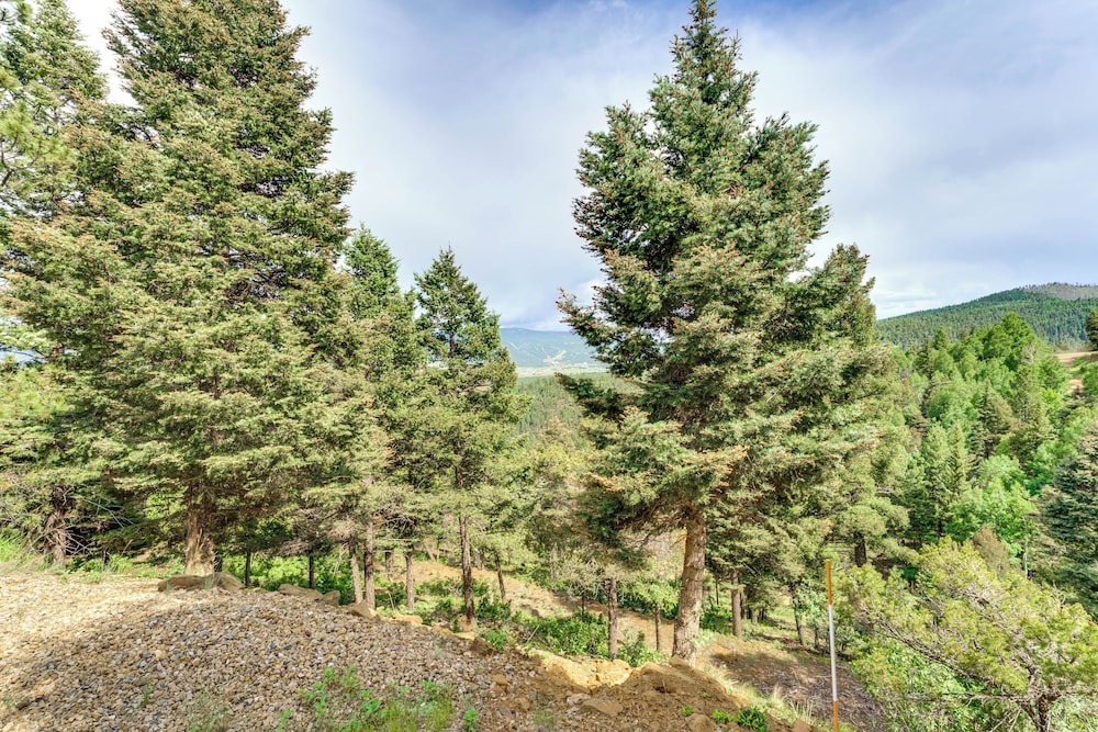Secluded Angel Fire Retreat: Deck + Stunning View!