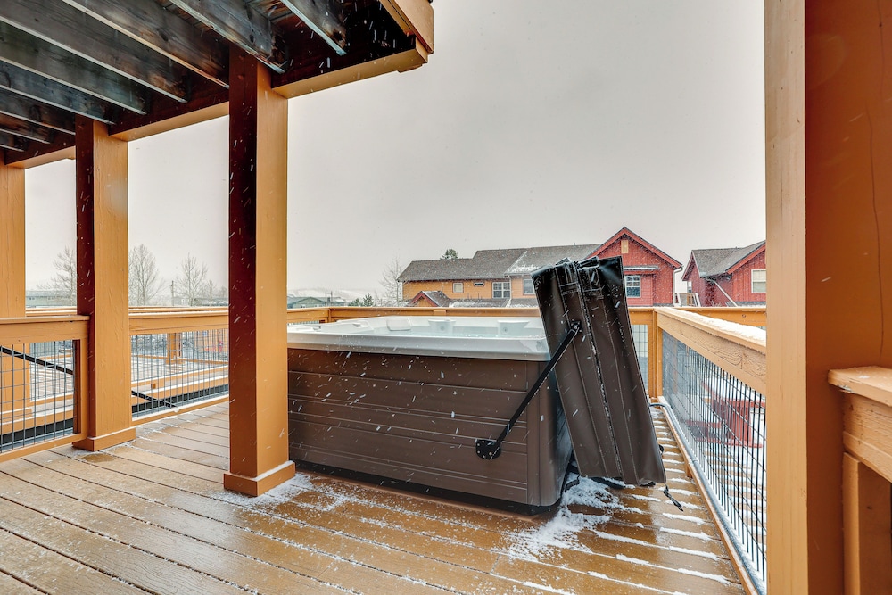 6 Mi to Winter Park Resort: Townhome w/ Hot Tub!