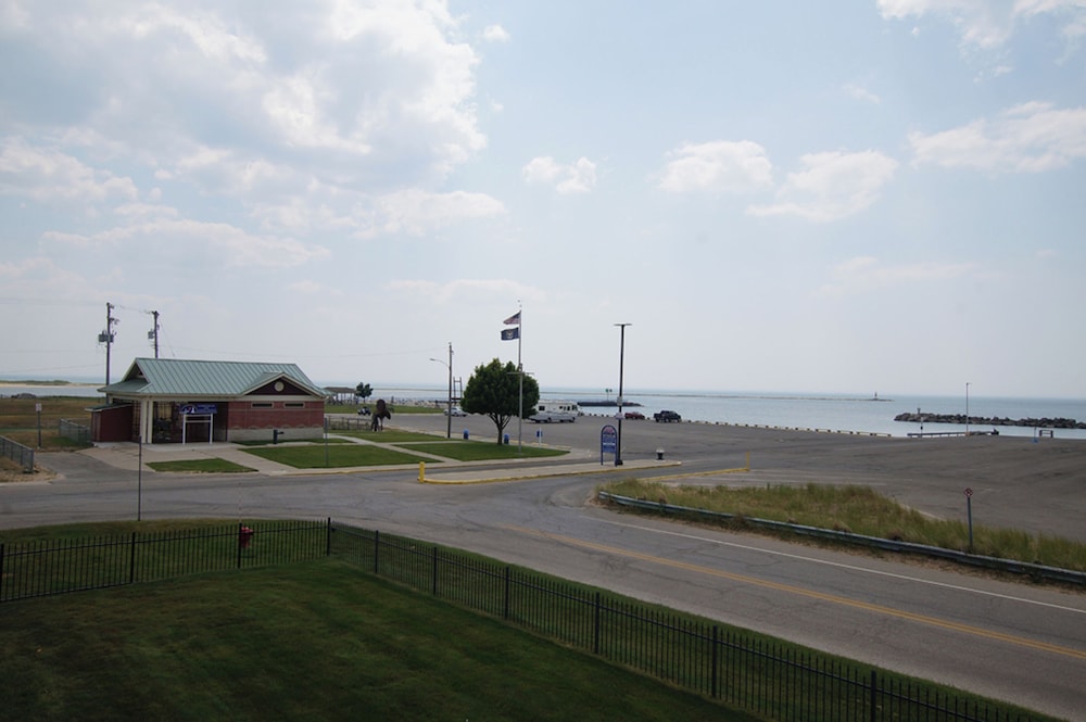 Snyder's Shoreline Inn