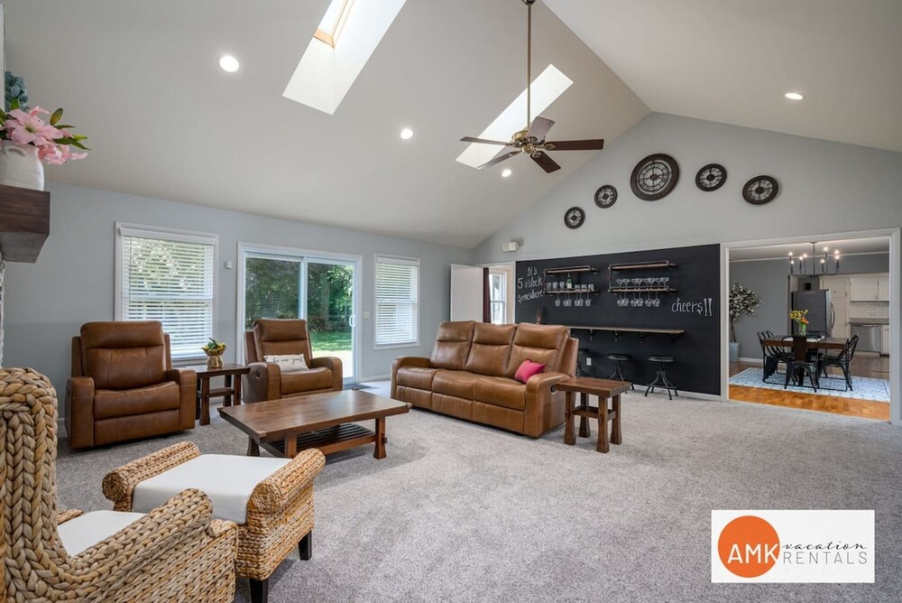 All Decked Out Farmhouse - Game Room Nearby Beach