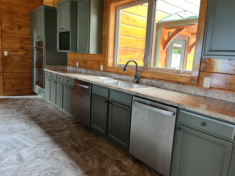 Breathtaking Views Lodge 5 Bedroom Cabin by RedAwning view 5