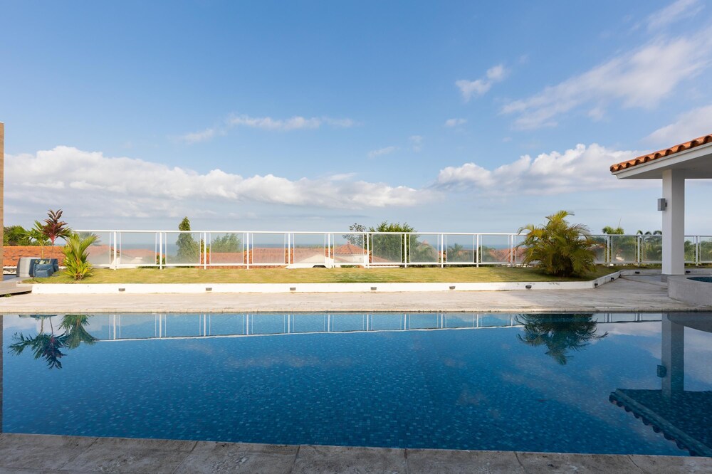 The Wow House by Acomodo