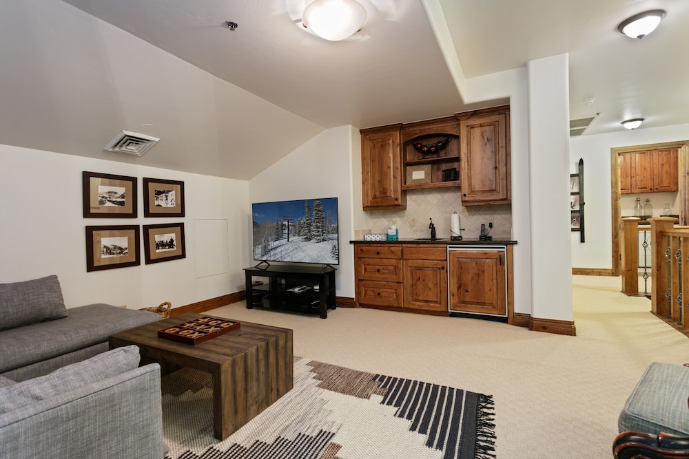 Grand Lodge - Four Bedroom #405 - Ski-in/ski-out 4 Condo