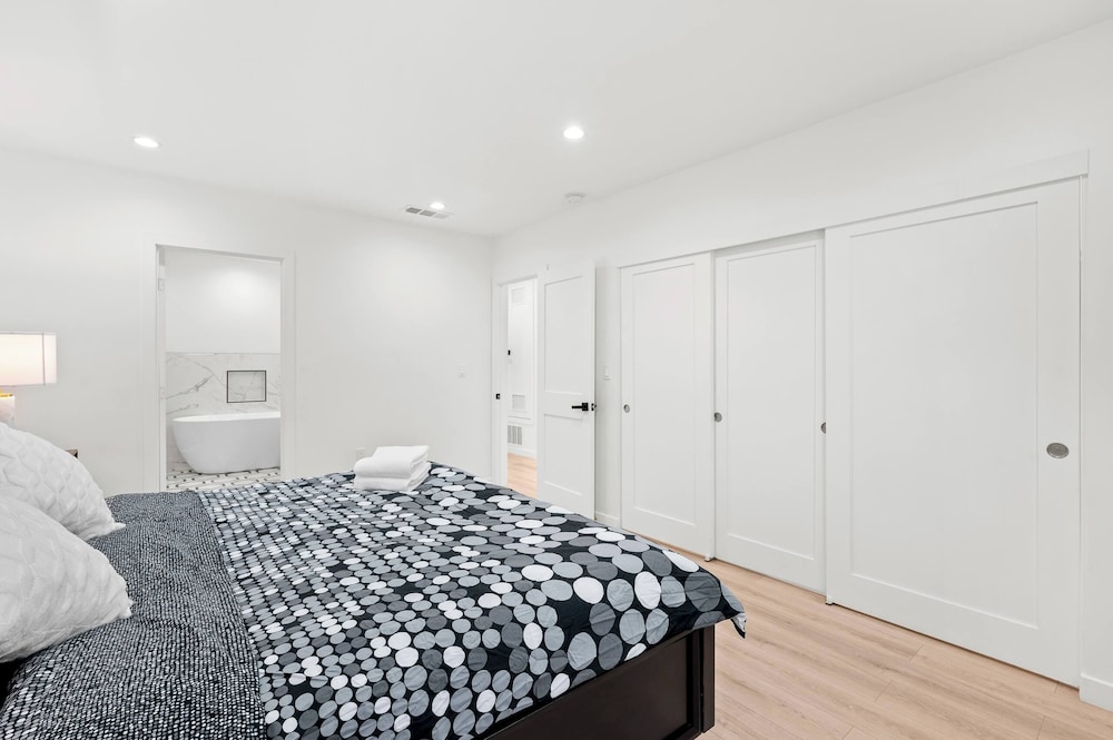 Not Affected by the Fire/spacious Modern Retreat w Luxury Amenities & Style