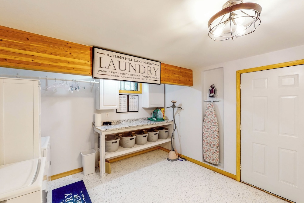 3BR Home w/ Private Hot Tub, Kayaks & Lake Views