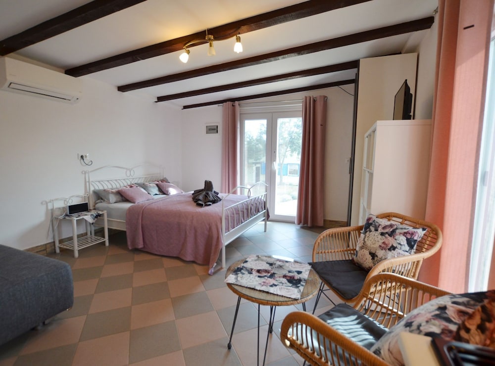 Golden and Green Acres Holiday Home With Pool and Sauna