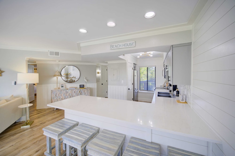 2 Condos, Steps to the Beach Pool+hot Tub, Balcony Lounge Triton & Sea Haven