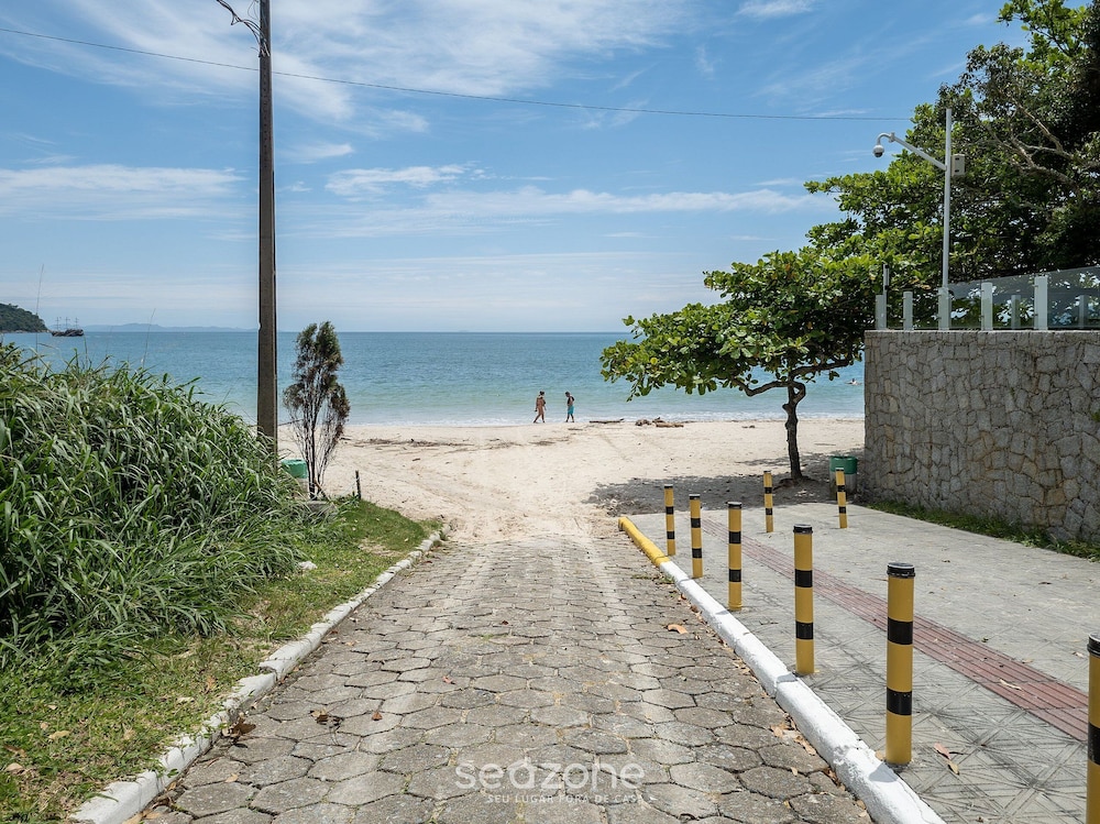 Beachfront Apartment With Island View Cca201