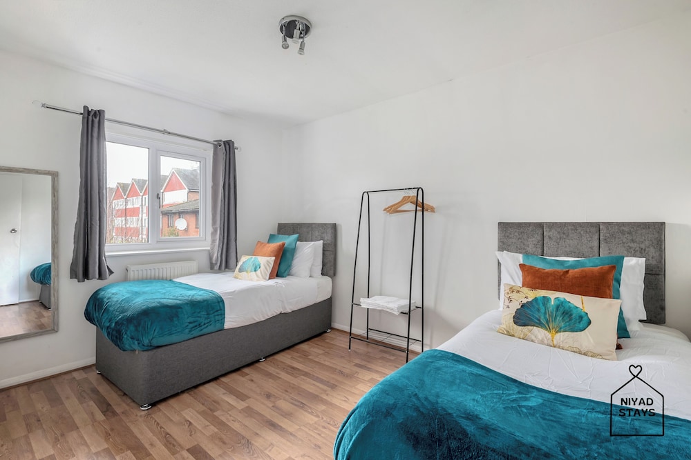 Hale Lodge, Beautiful 3 BR Home With Free Parking