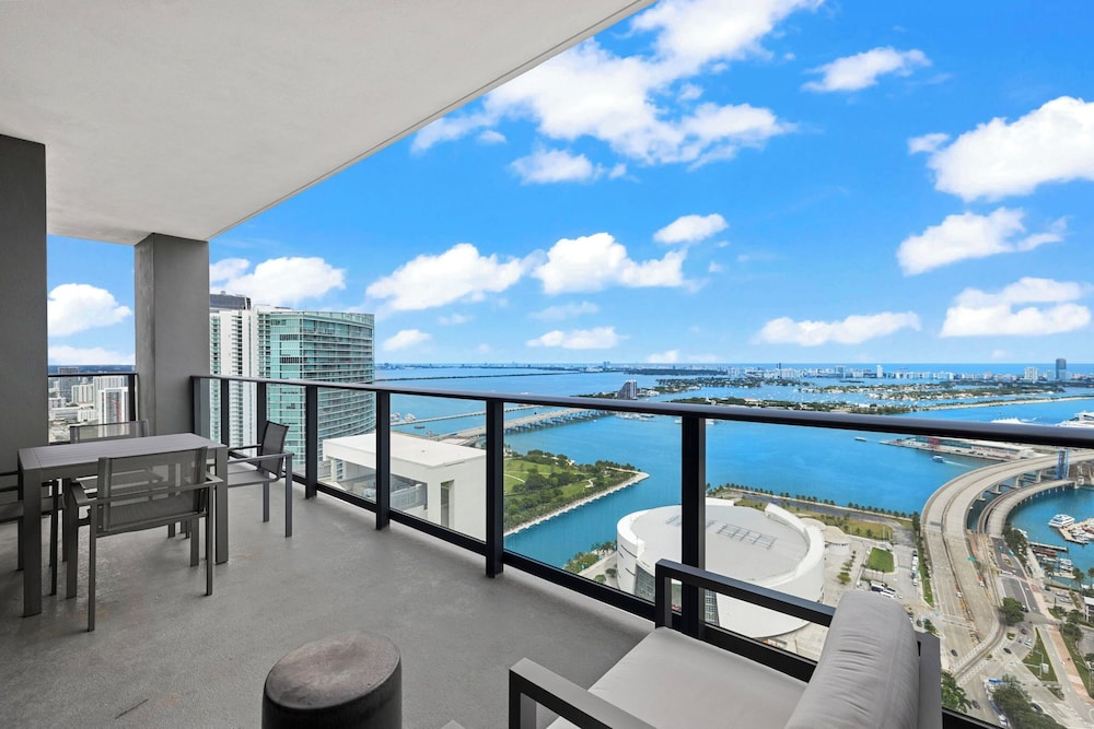 Lux Studio W City Views and Pool
