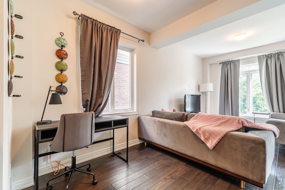Modern 3BR 2BA Townhome in Lakeshore
