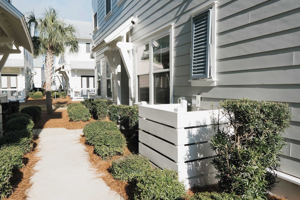 Arcade, Bar, Prominence Resort Pool and Gym Access, Close to Beach Sea Happy