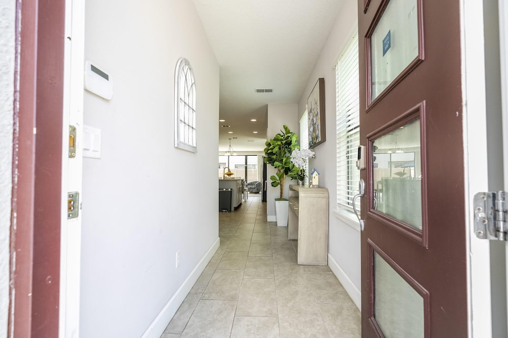Beautiful 4 Bed 3 5 Bath With Jacuzzi view 2