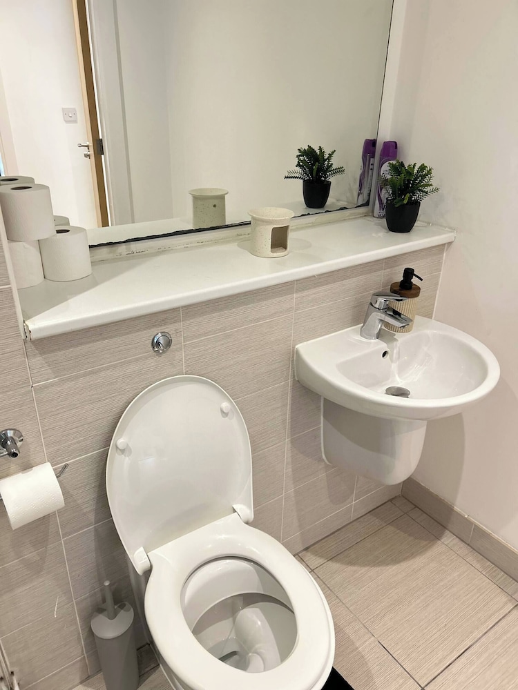 Spacious MCR Apartment - Gym - Terrace - Games Room - Free Secured Parking