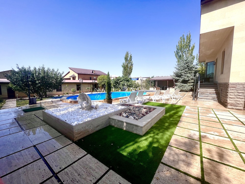 4 Bed Villa Estate Sleeps 7 - Pool, Garden, Sauna