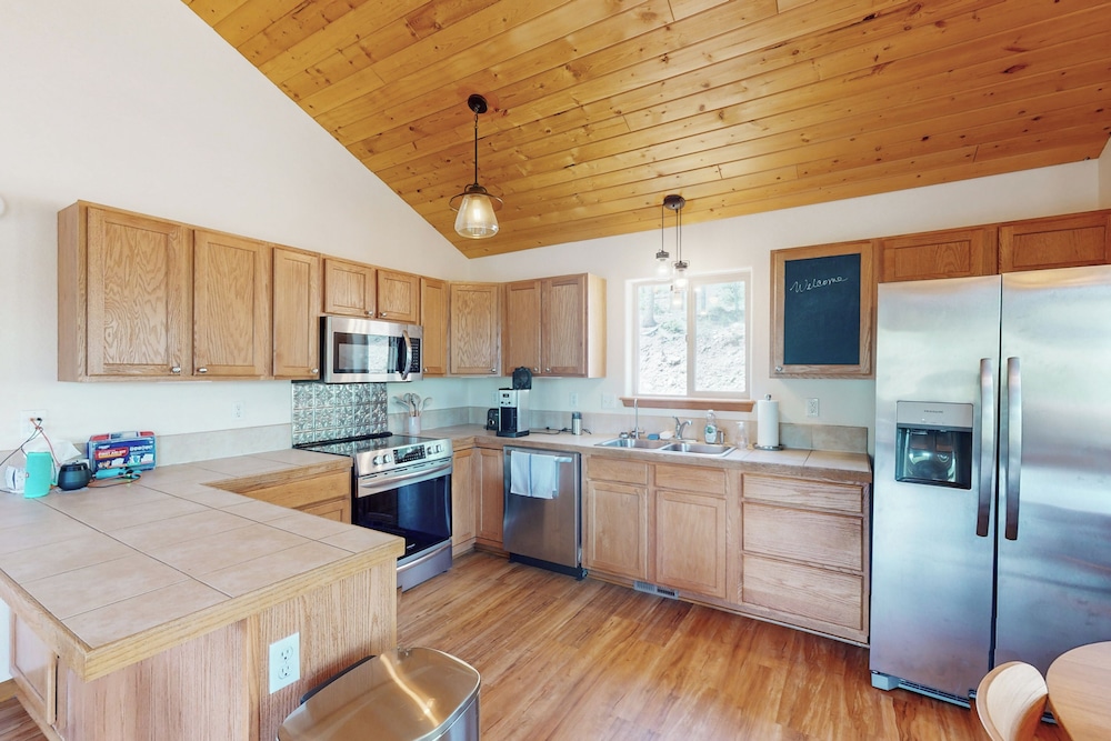3 BR Cabin w/ Hot Tub, Large Deck & Wifi