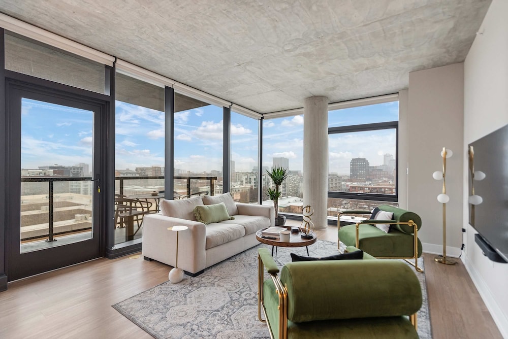 West Loop Duo 2 Stylish 2brs Walk to Dining