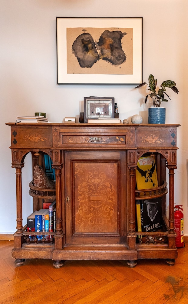 Chic 2BR Bright Penthouse With Open Wood Staircase