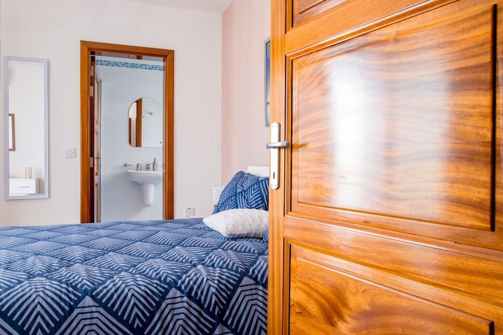 Luxury 3BR Apartment by the Sea, Prime Location photo 5