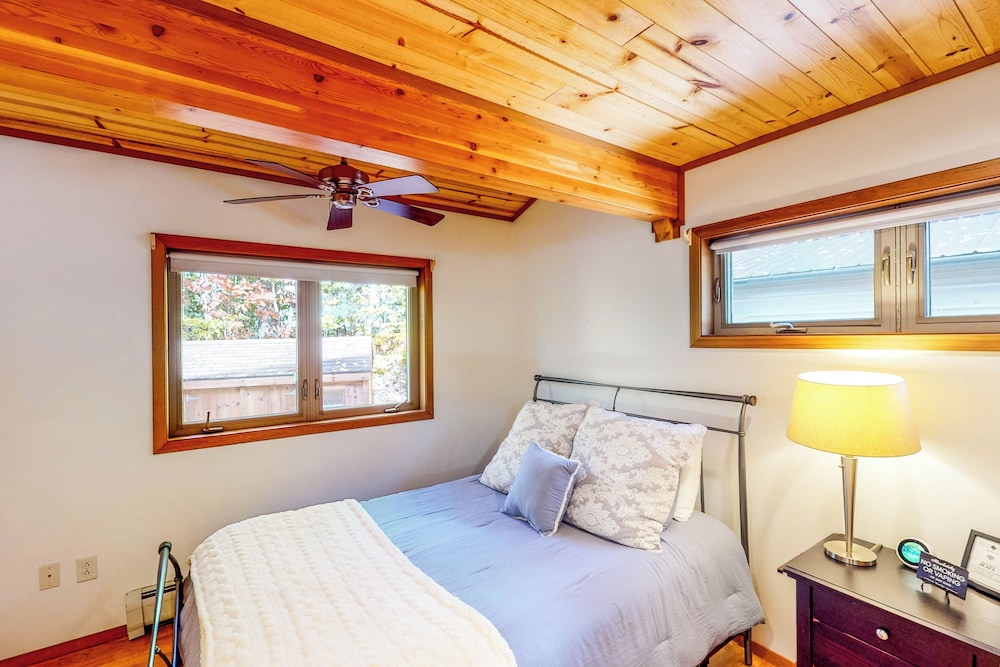 3BR Home w/ Private Hot Tub, Kayaks & Lake Views