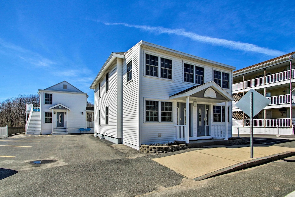 Old Orchard Beach Apt - Walk to Beach & Pier!