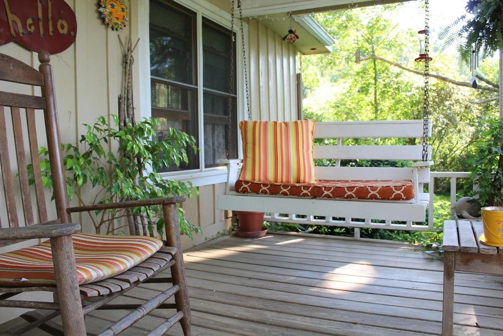 Henson Cove Place B&B with Cabin