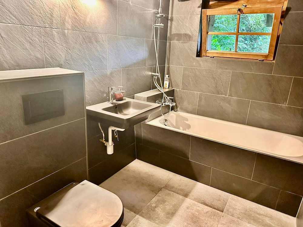 5 BR Gstaad Paradise View Chalet With Outdoor Jacuzzi