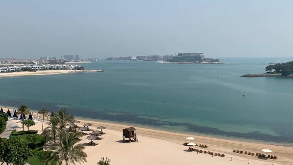 Al Dabas Beach Views 3BD Sleeps 6 Beachfront Beach Pool Access