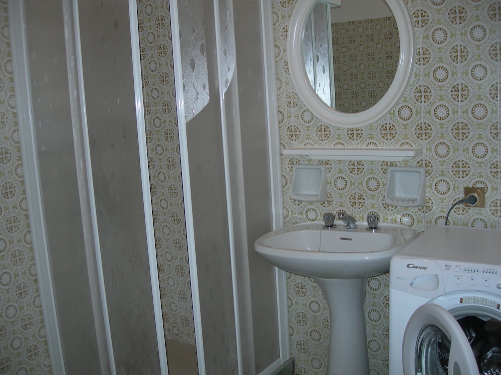 Beautiful Apartment For 5 People-swimming Pool-ac by Beahost Rentals