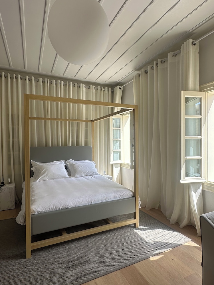 Amalie Suites