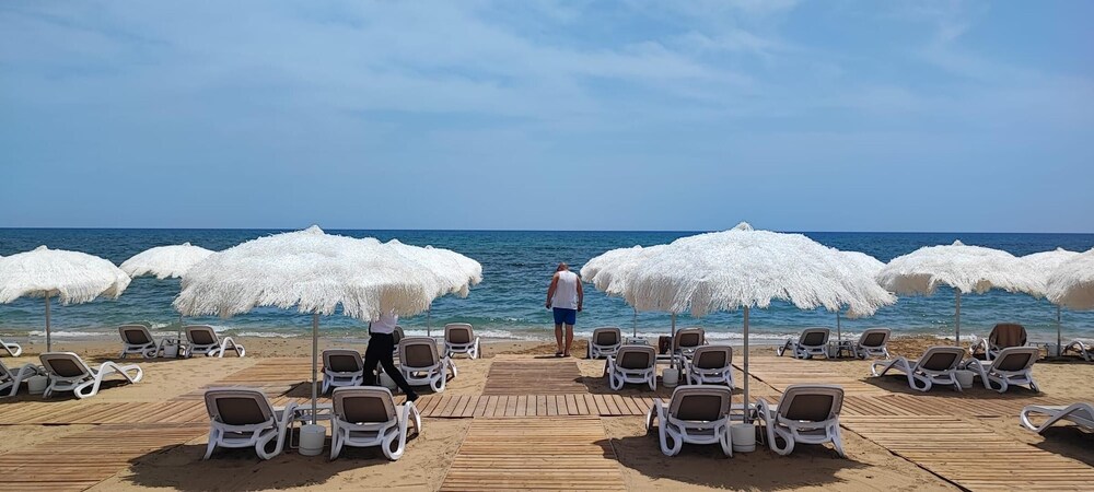 1 Bed Villa Sleeps 2 - Pool, Parking, Wifi