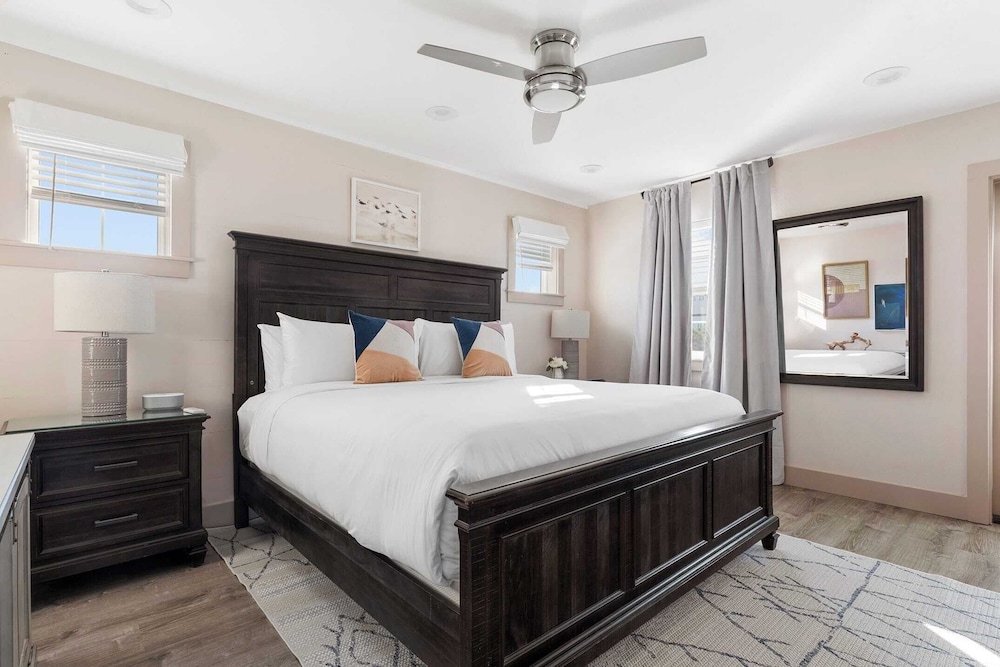 Sleeps 18! 7bdr, Backyard Pool, Walk to Beach Miramar Beach Jewel by Avantstay