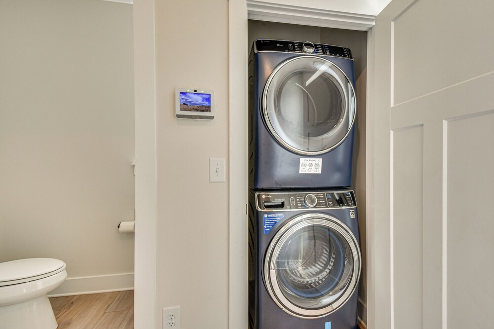 5 Mi to Memorial Stadium & Beach: Modern Townhome