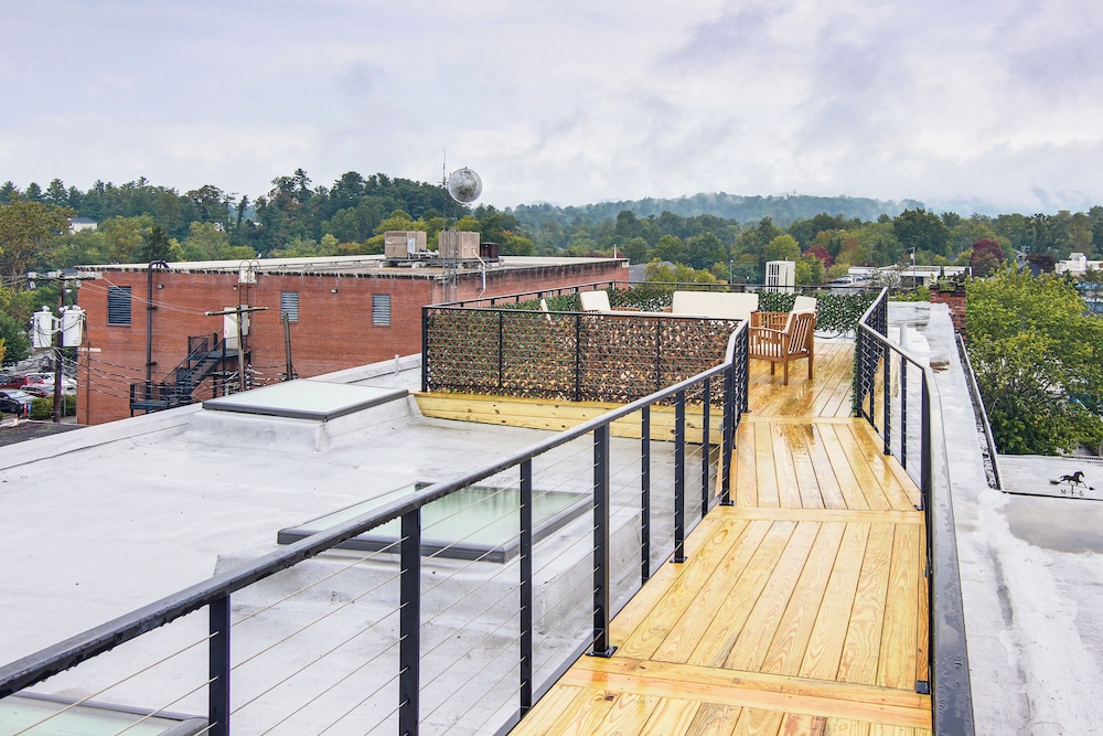 Modern Dtwn Condo w/ Balcony in Hendersonville